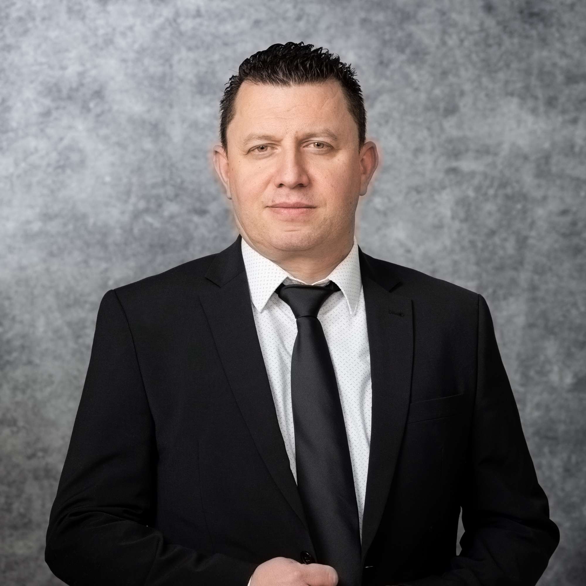 Rechtsanwalt Mesur Berisha Kanzlei Franziskanermauer Paderborn - Porträtfoto